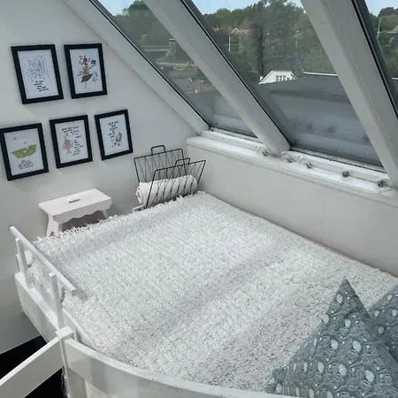Cool Familyhome Close To The W Two Cuddly Cats アパート *