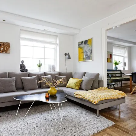 Cool Familyhome Close To The W Two Cuddly Cats アパート